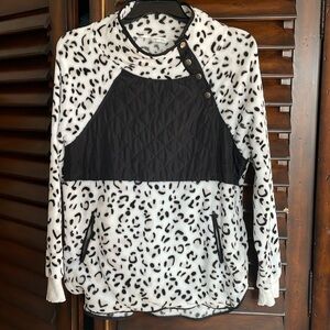 Amaryllis Tunic Length White Leopard Fleece Medium Top VGUC